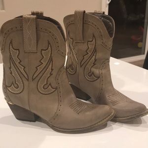 “Very Volatile” boots🦊